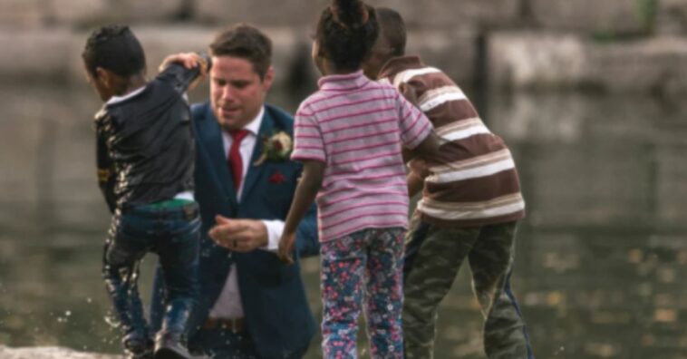 noivo interrompe sessão de fotos para salvar menino 1