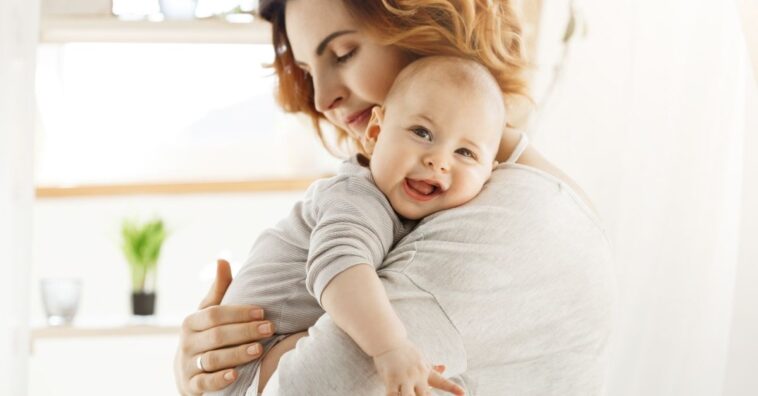 o abraço ideal para acalmar os bebês