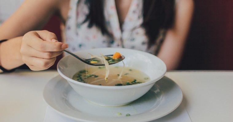 o que comer com intoxicação alimentar