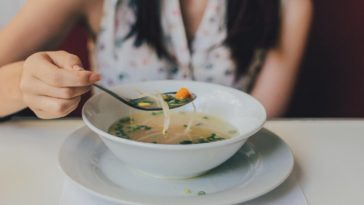 o que comer com intoxicação alimentar