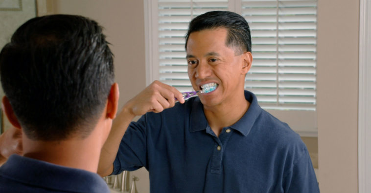 oleo de coco clareia os dentes