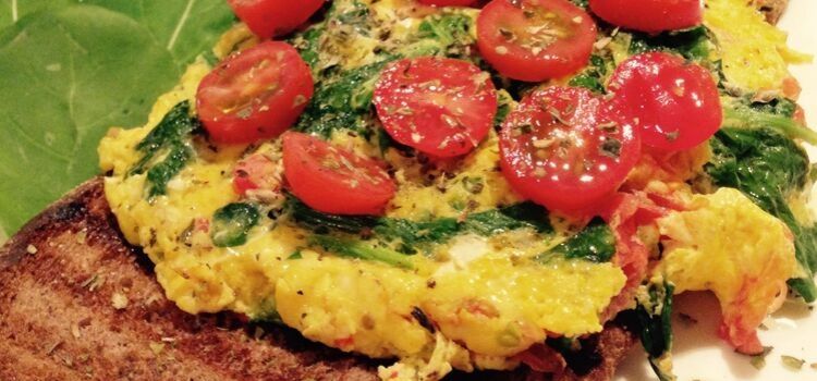 omelete de micro-ondas com rucula e tomate