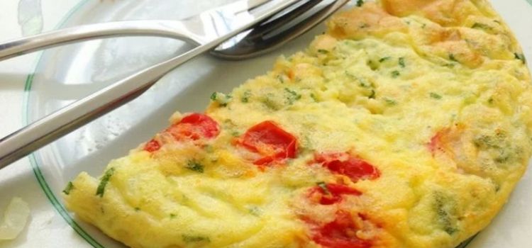 omelete de micro-ondas com tomate