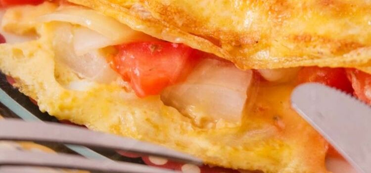 receita de omelete recheado com queijo tomate e cebola