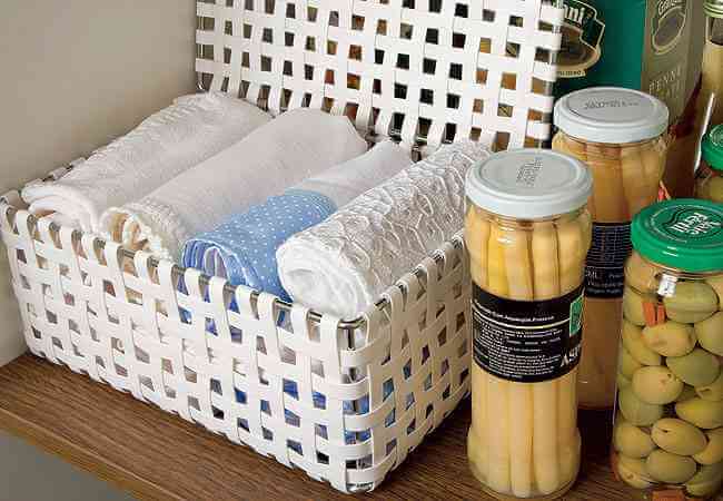 organizar-toalhas-cozinha-cesta