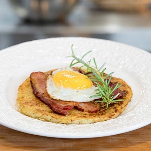 ovo com panqueca e bacon frito