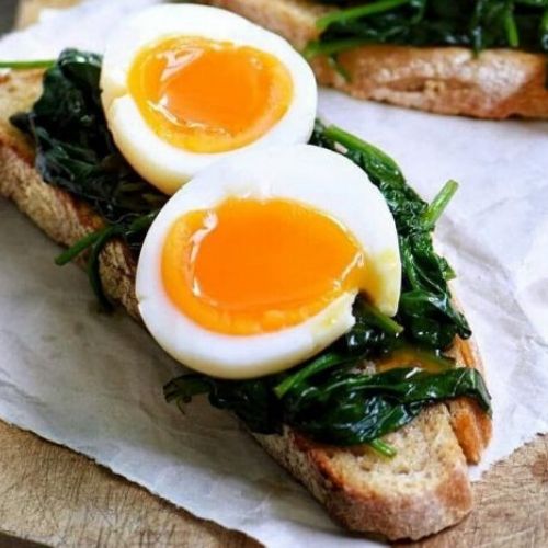 ovo mollet no pão com couve