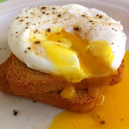 ovo pochê com torrada