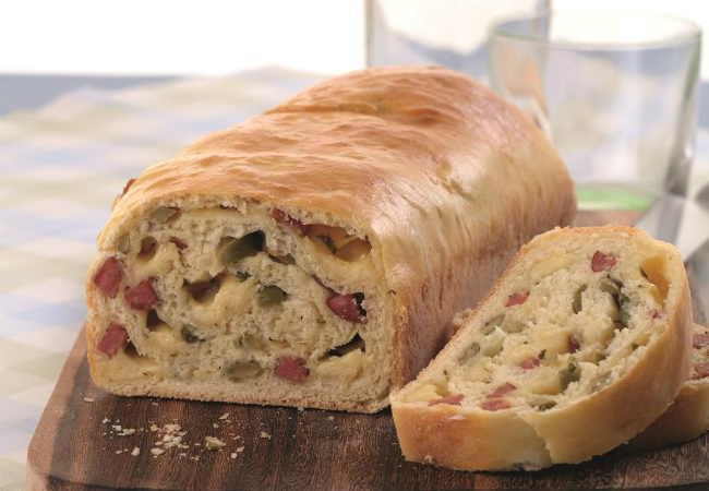 pão caseiro recheado de linguiça