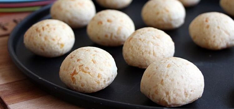 pão de queijo com muçarela