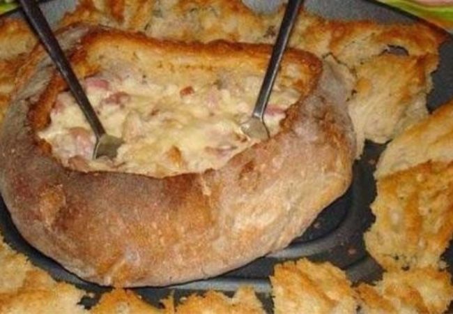 pão de alho com queijo recheado e bacon