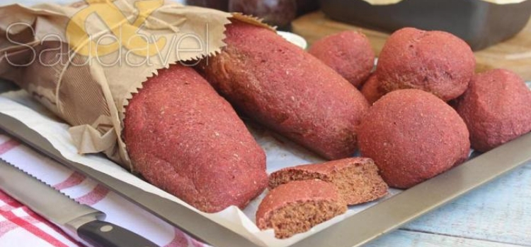 pão de beterraba e parmesao