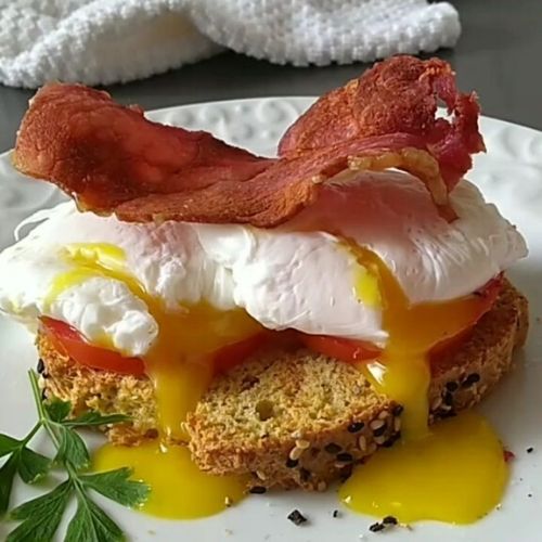 pão ovo pochê e bacon