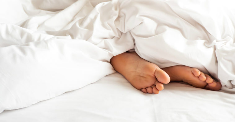 pés para fora do cobertor