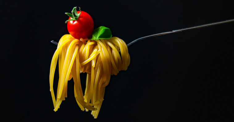 pacote de macarrao doado a quermesse