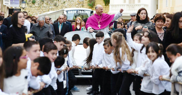 padre coloca 50 crianças para puxar porsche