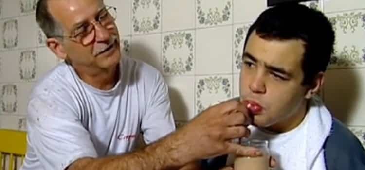 Pai larga tudo para cuidar do filho