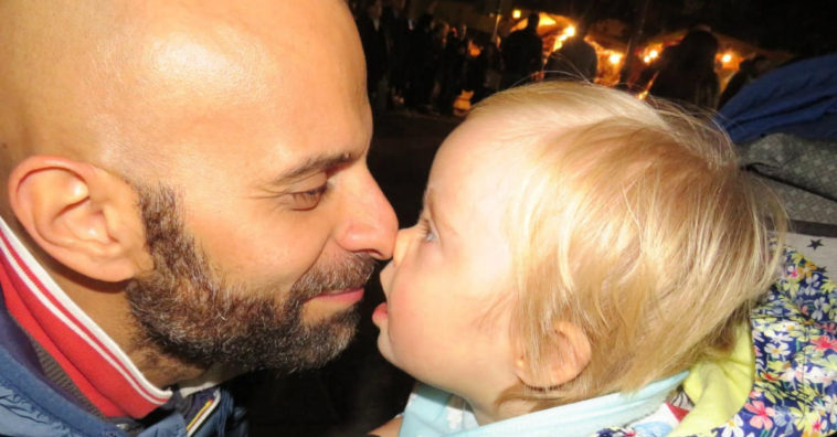 pai solteiro adota menina com síndrome de down