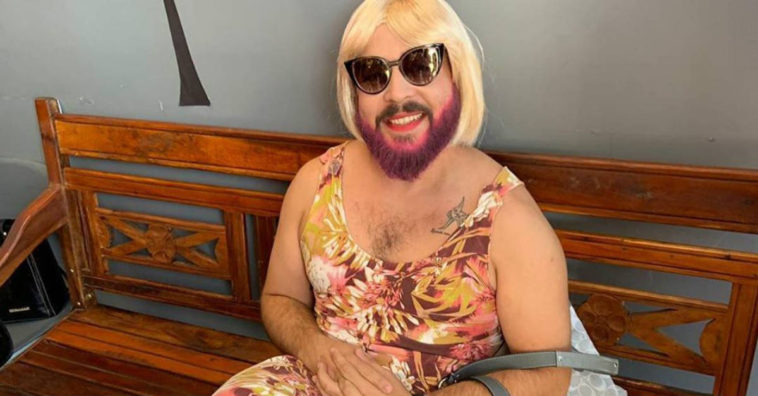 pai viúvo se veste de mulher