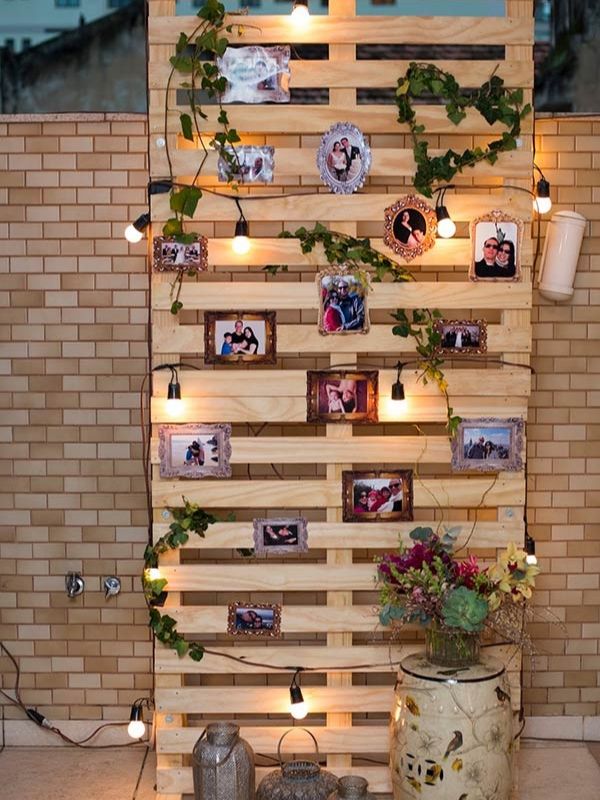 modelo painel de pallet com fotos eras e luzes