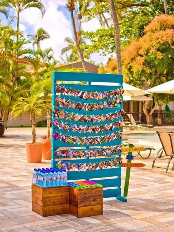 modelo painel de pallet com varal de fotos