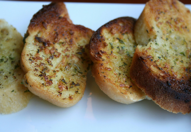 receita de pão de alho com manjericão