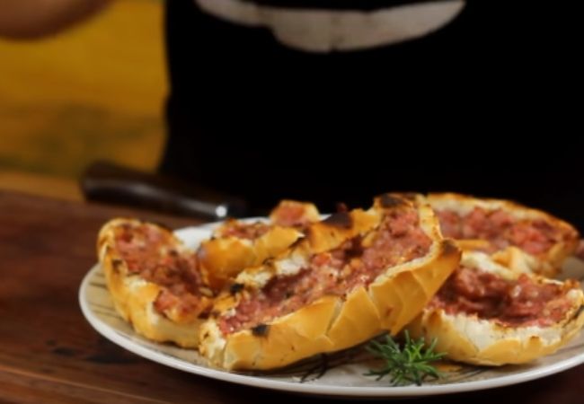 pao com linguiça na churrasqueira