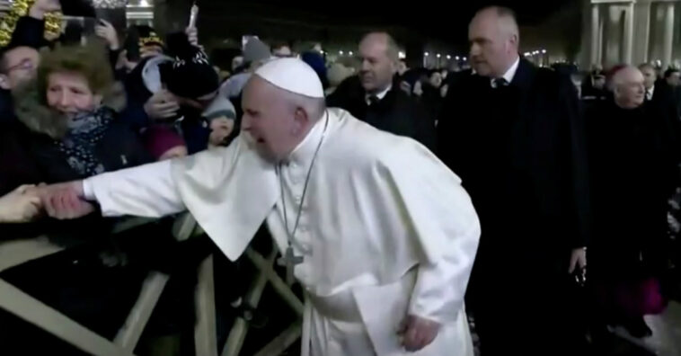 papa francisco bate na mão de fiel