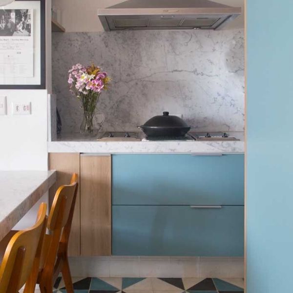 cozinha com papel marmorizado