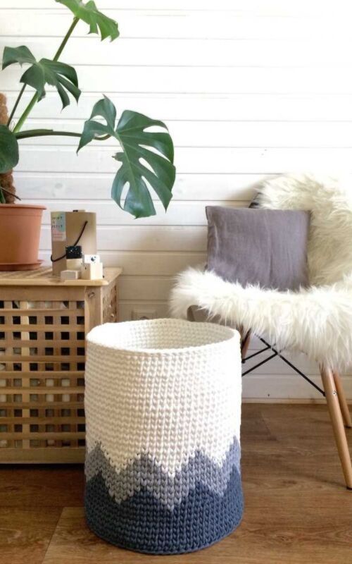 cesto para sala com crochê endurecido