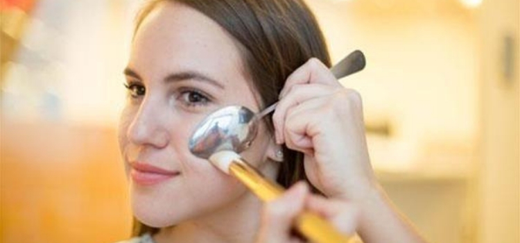 como passar blush com colher