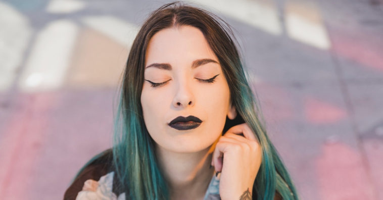 passar delineador com colher