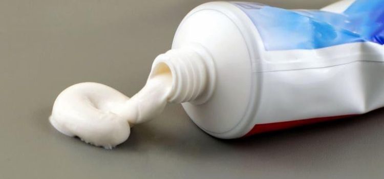 tirar cravos com pasta de dentes 