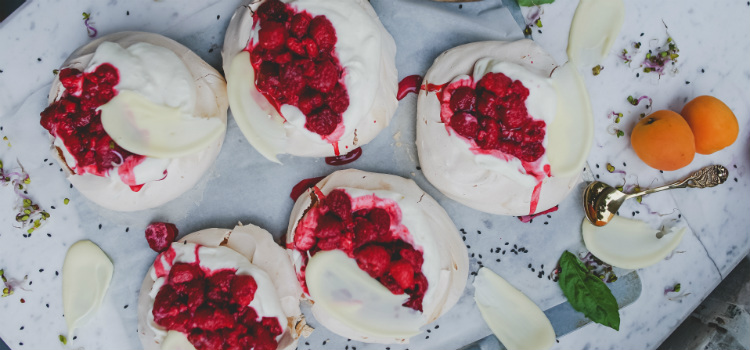 pavlova de morango e de frutas