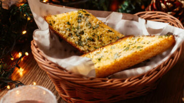 pão francês com creme de alho