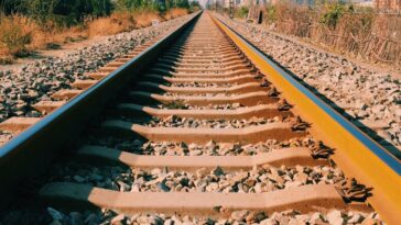 pedras nos trilhos do trem
