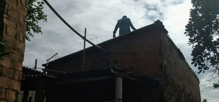 pedreiro conserta telhados de graça trabalhando