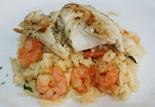 filé de peixe com camarão e arroz