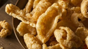 pele de frango frita