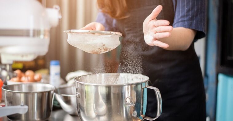 peneirar farinha de trigo