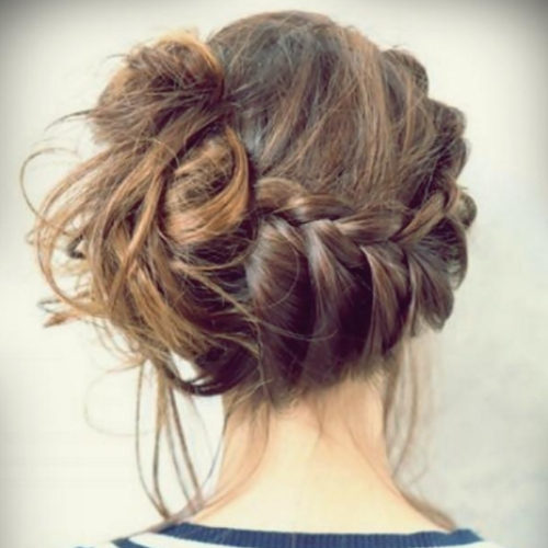 ideia penteados com coque lateral trança