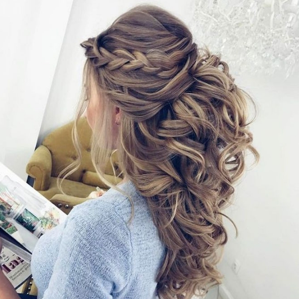 modelo penteados para formatura cacheado longo