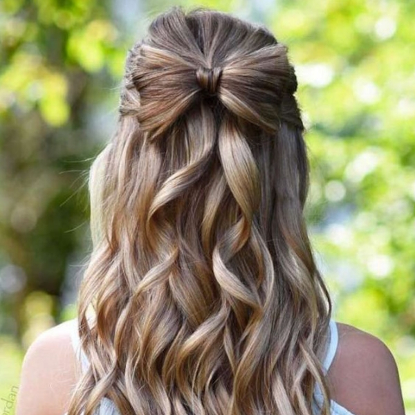 modelo penteados para formatura longo lacinho