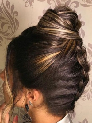 modelo penteados para madrinhas coque alto