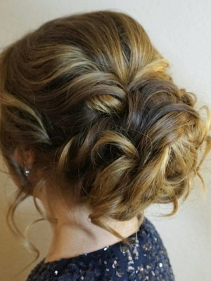 modelo penteados para madrinhas preso volume