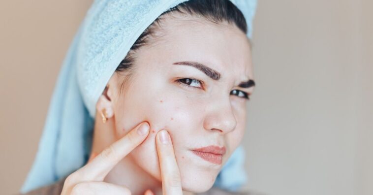 pasta de dente no rosto