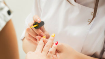 unhas de cores diferentes