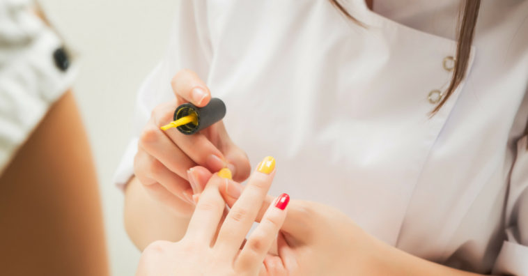 unhas de cores diferentes