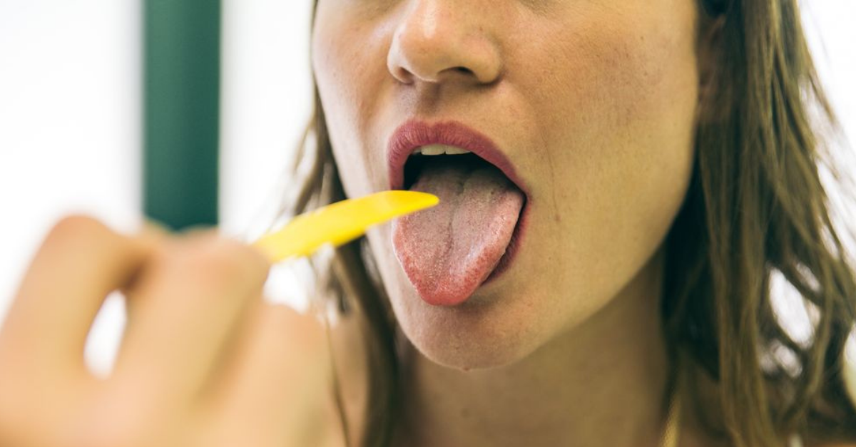 Placas na garganta: causas, como identificar e o que fazer para tratar