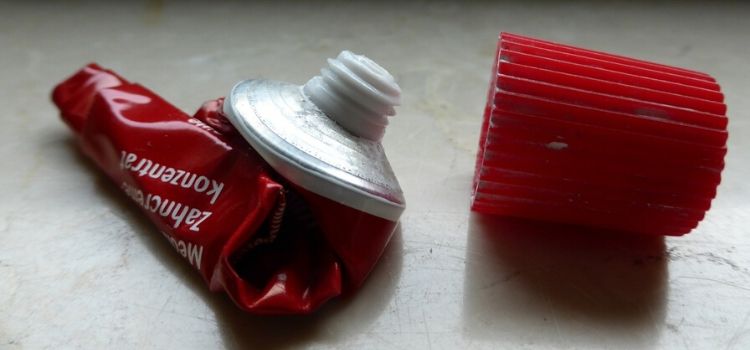 pode usar pasta de dente no rosto